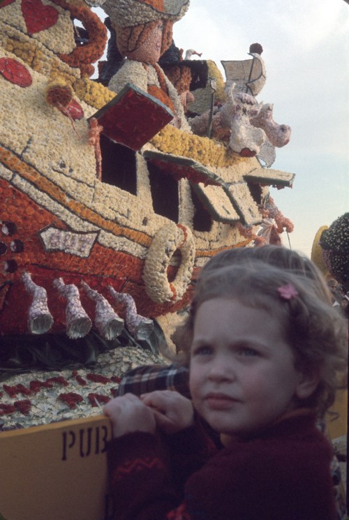 1974 Jan 1 Pasadena Rose Parade Sherry at barrier
