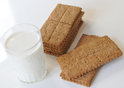 graham-crackers-and-milk